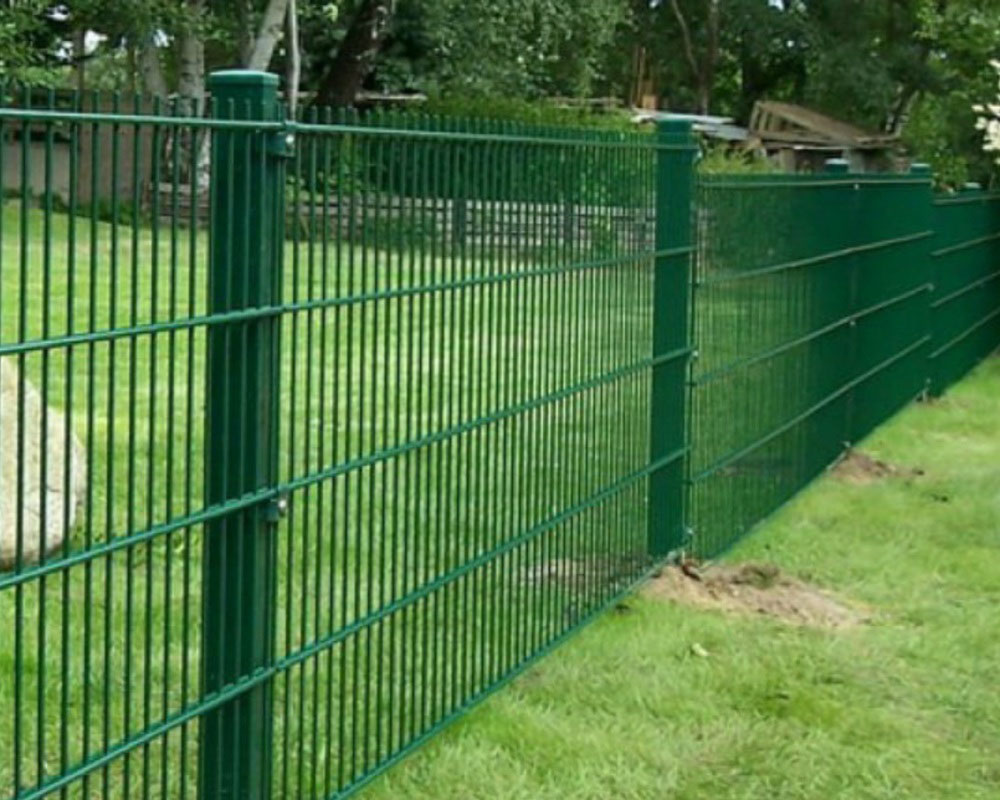 Забор сетка купить недорого. Забор из сетки. Забор из сварной сетки. Забор из металлической сетки. Сетчатые заборы для дачи.